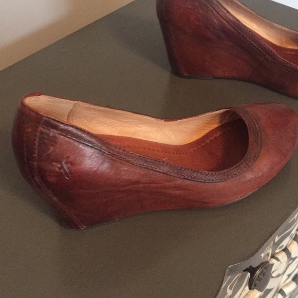 frye carson wedge pump